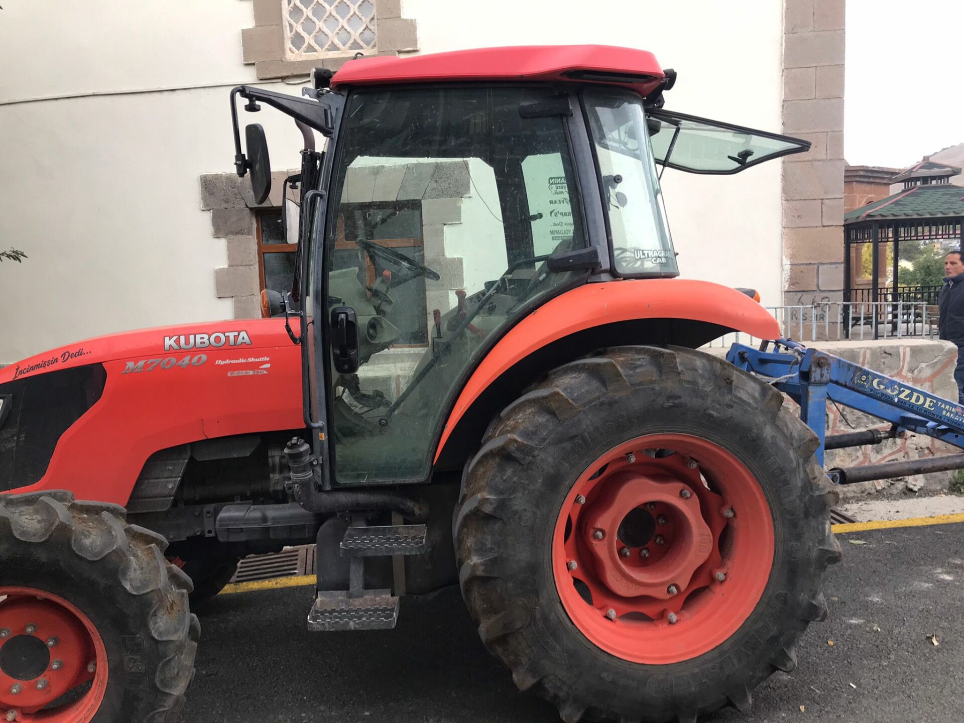Kubota M7040 Sağ kapı Camı